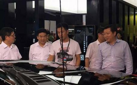張市長(zhǎng)在深港澳車展參觀勇猛者